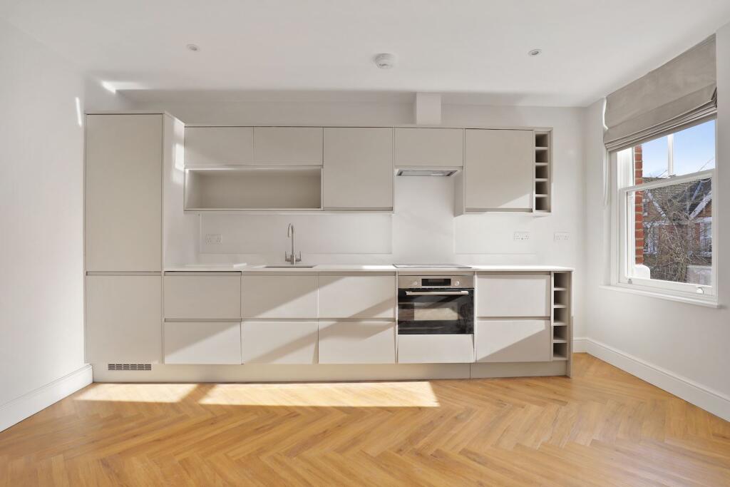 4 KITCHEN.JPG
