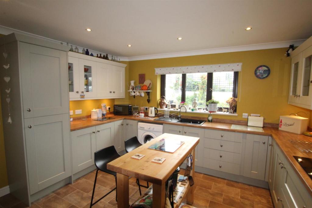 kitchen 2.JPG