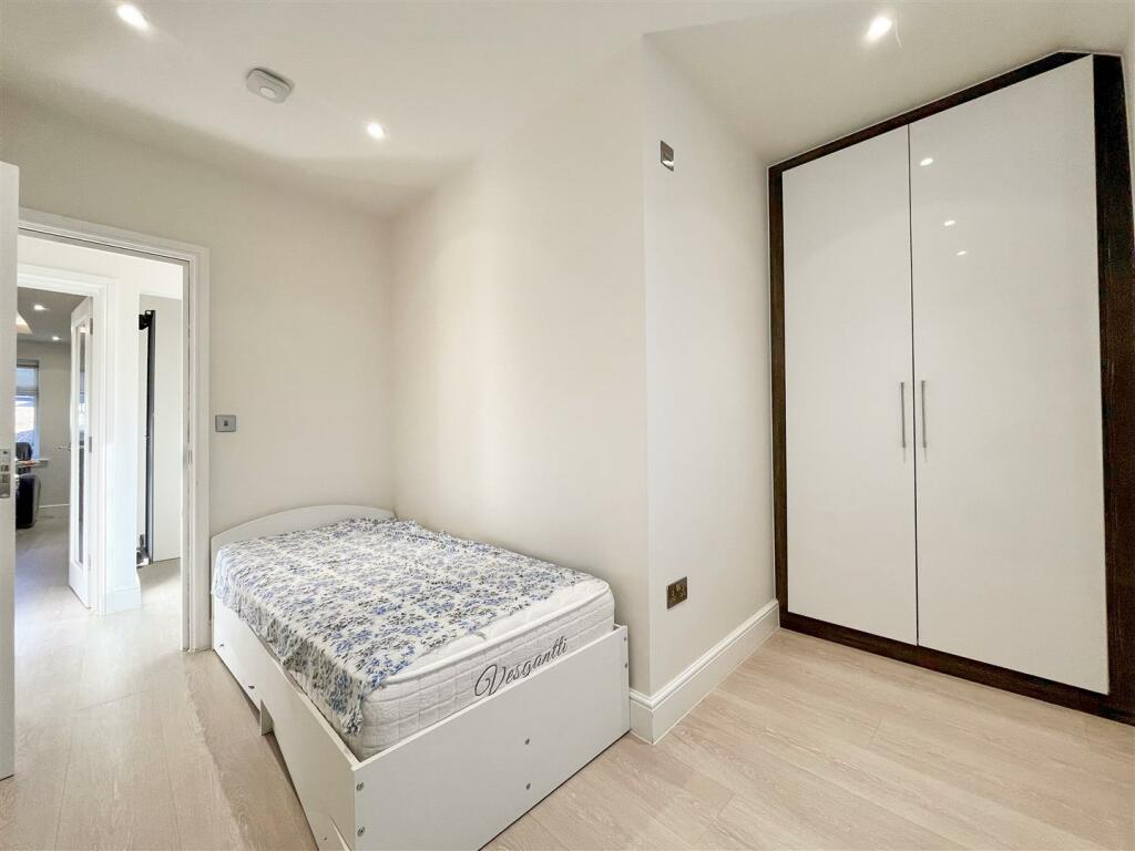 bed 4.jpg