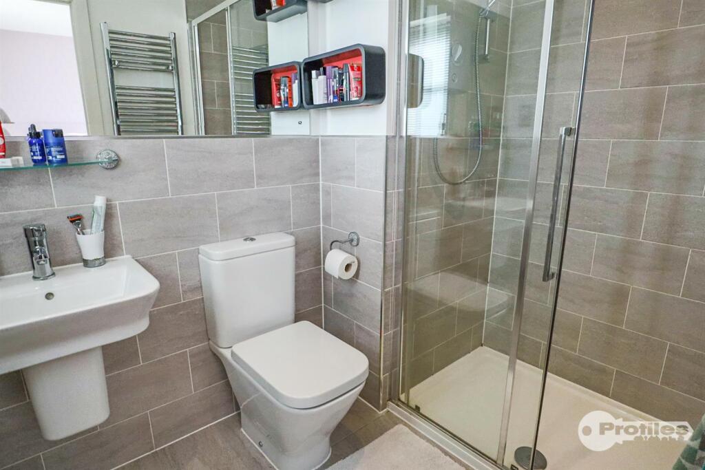 En Suite Shower (front)
