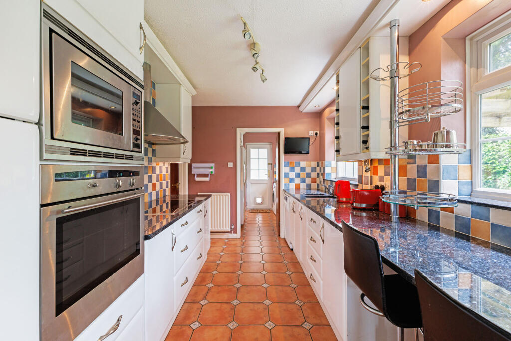 Kitchen &amp; breakfast bar