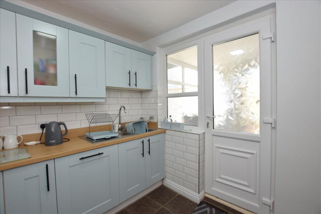 ADDITIONAL KITCHEN PHOTO