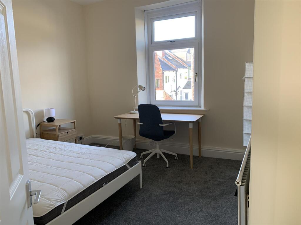 Middle Bedroom 1.JPG