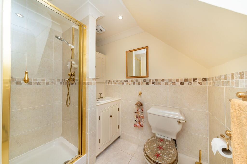 EN-SUITE SHOWER ROOM