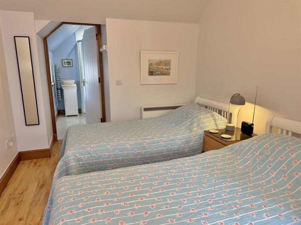 Little Wellingtonia bedroom to ensuite