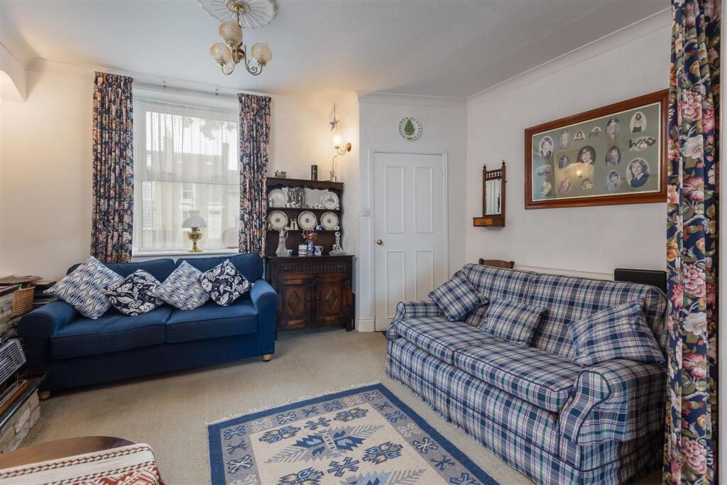 Eastgate 72 Sitting Room-2.jpg