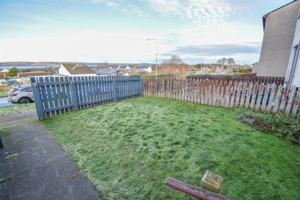 FRONT GARDEN-2.jpg