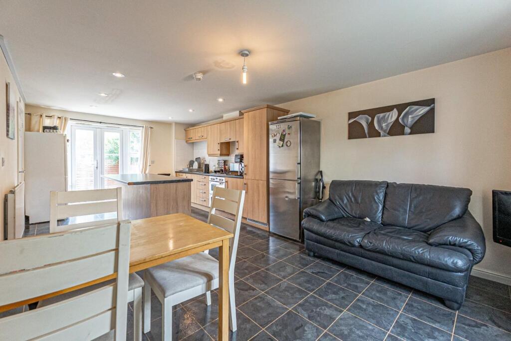 Lounge kitchen HMO Aylesbury.jpg