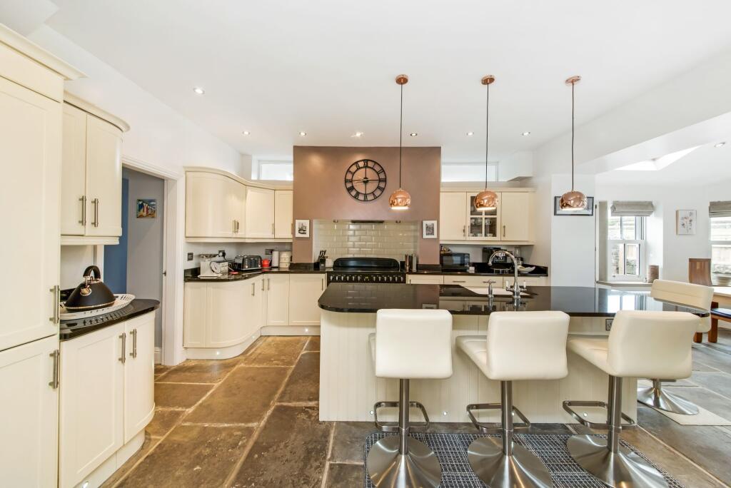 OPEN-PLAN DINING KITCHEN