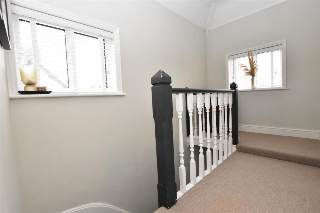 FIRST FLOOR LANDING