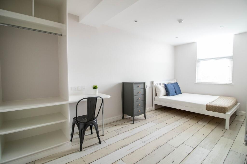 Bright and airy double bedroom with a comfortab...