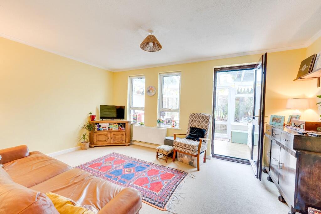 13 - sitting room.jpg