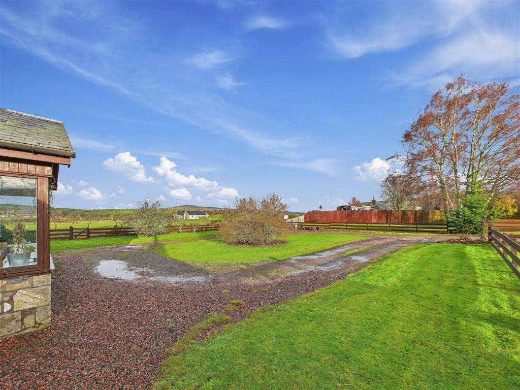 Front Garden &amp; Driveway