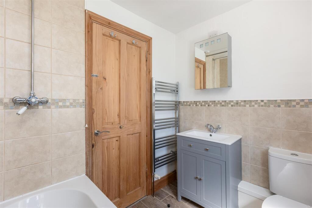 Manor Drive 68 Bathroom-3.jpg