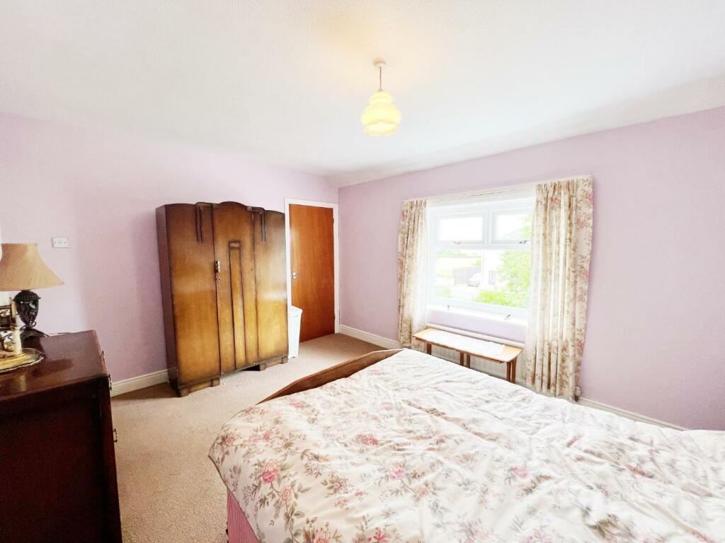 Bedroom 1 pic 3.jpg