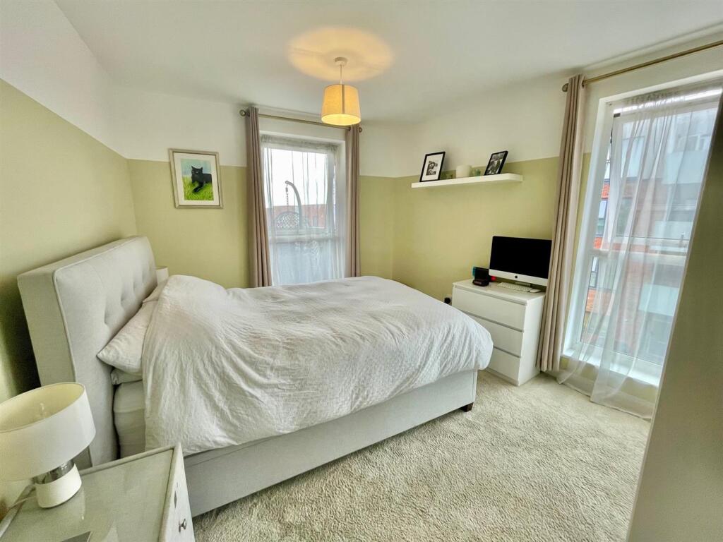 18 Lewis House Bedroom.jpg