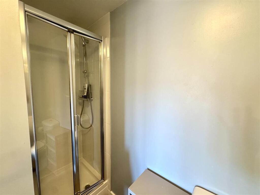EN-SUITE SHOWER ROOM