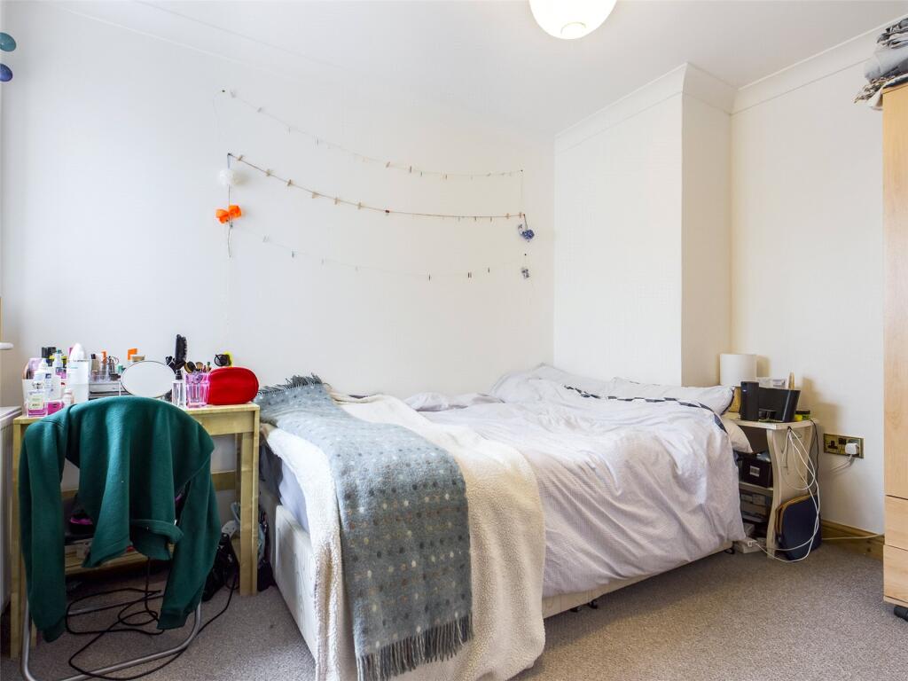 Bedroom-House-To-Ren