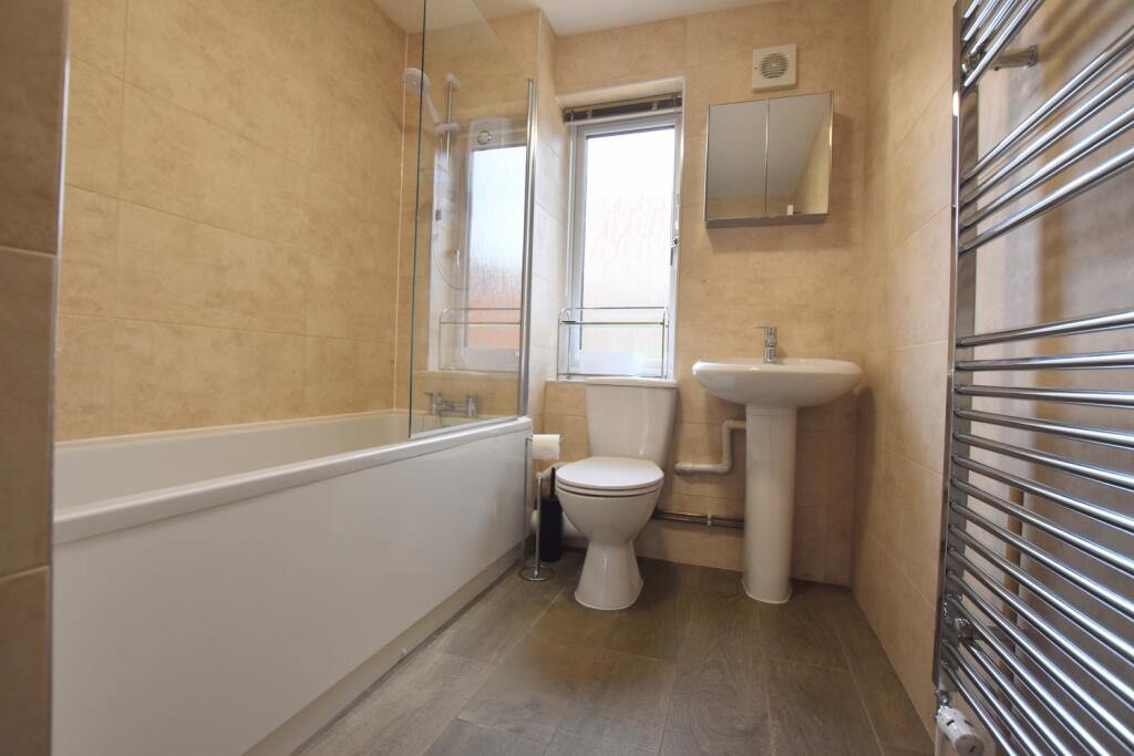 83 Belsize Avenue bathroom