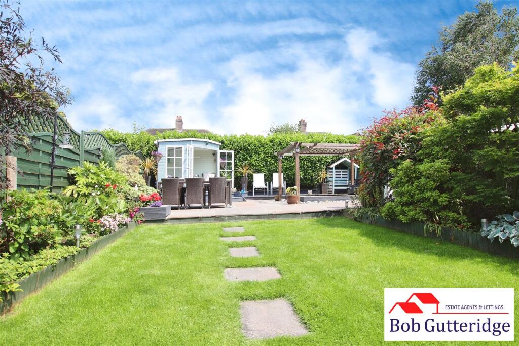 ENCLOSED REAR GARDEN