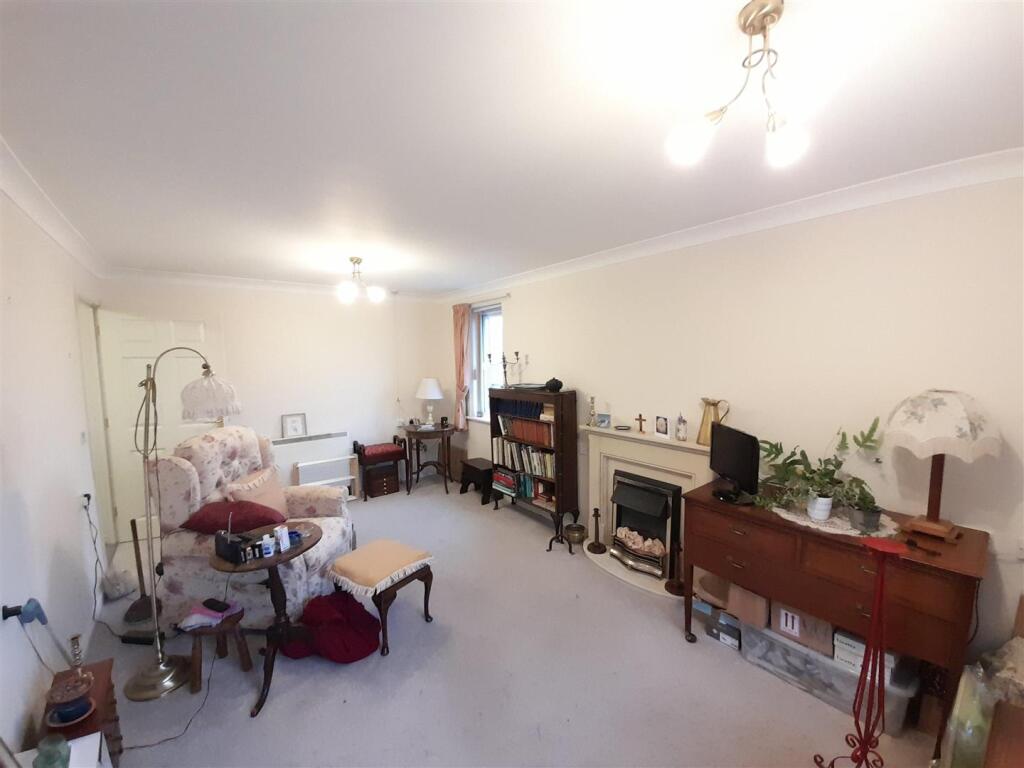Living room 5.jpg