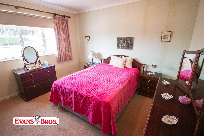 FRONT DOUBLE BEDROOM 1