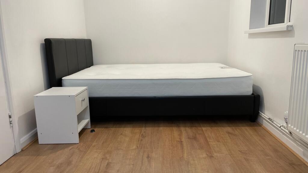 A spacious and tidy double bedroom ready for st...