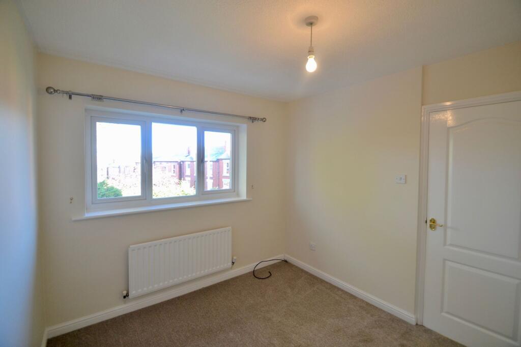 Bedroom (back)