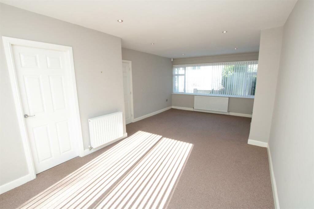 OPEN PLAN LOUNGE/ DINING ROOM