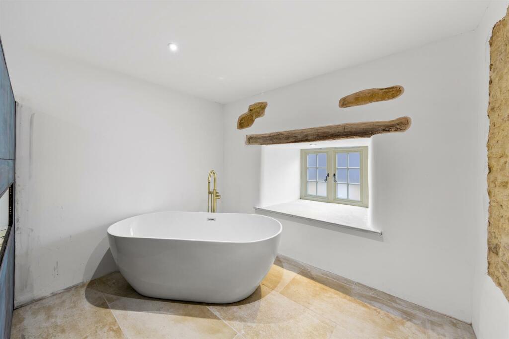 Family Bathroom 3.jpg