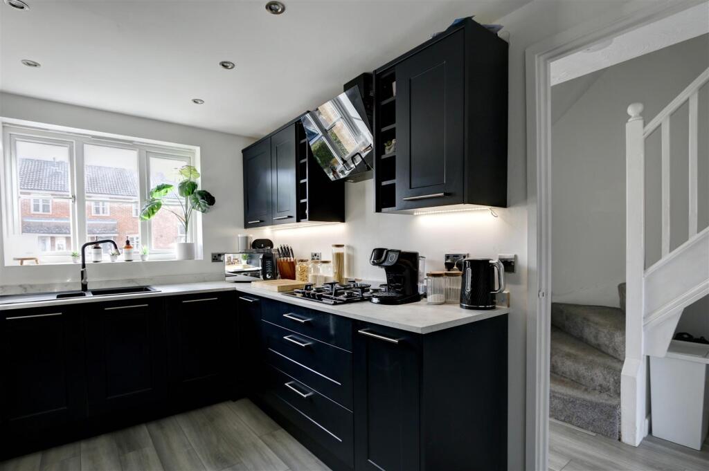 Kitchen 2.jpg