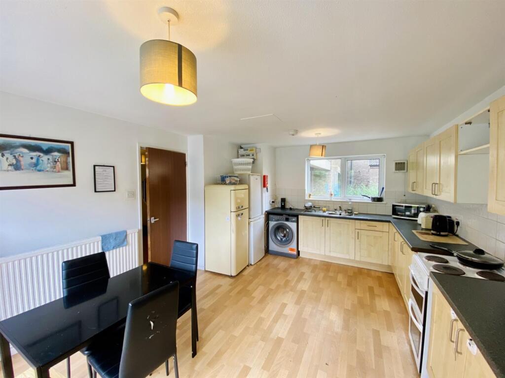 Kitchen 2.jpg