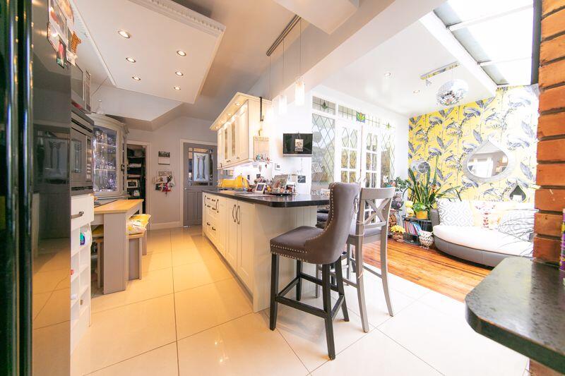 Kitchen &amp; sun lounge/dining room