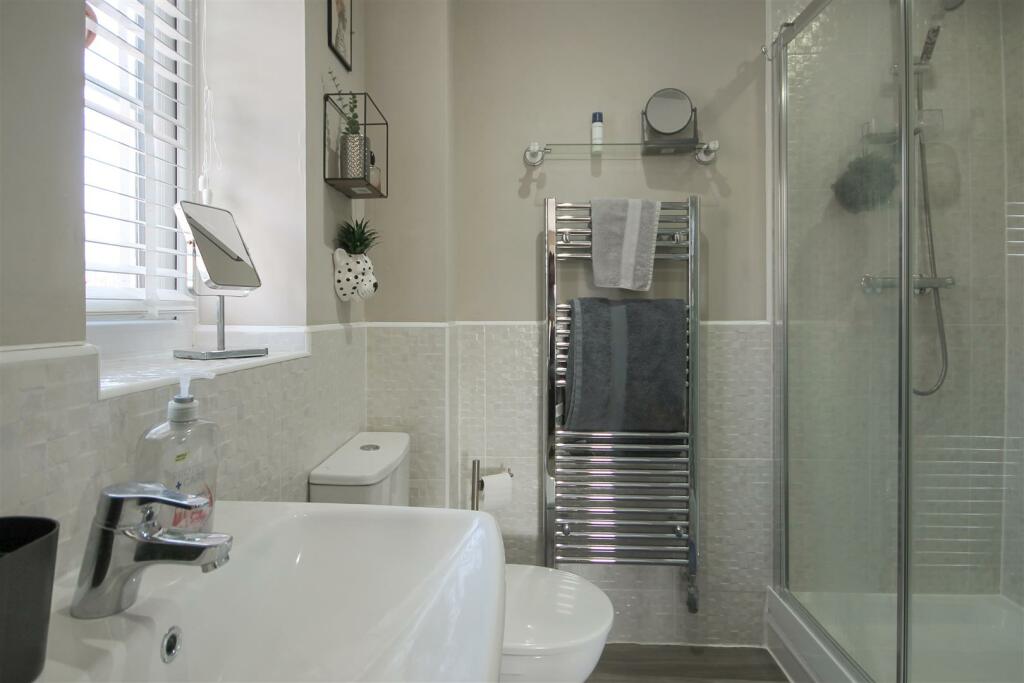 MASTER EN-SUITE SHOWER ROOM