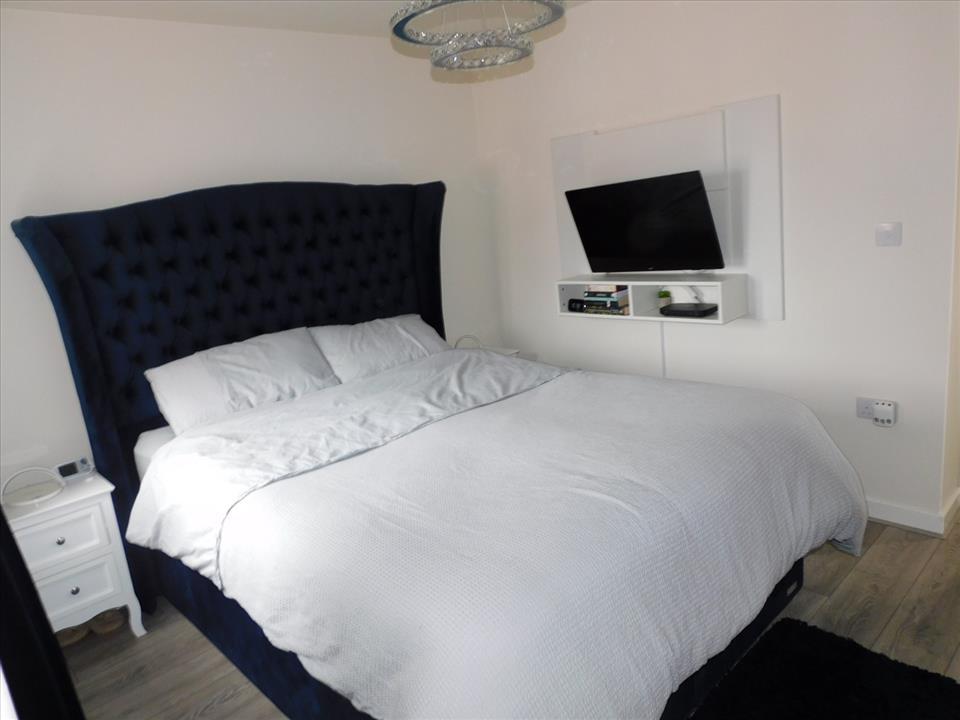 EN-SUITE SHOWER ROOM