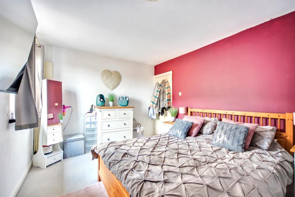Bedroom 1_2.jpeg