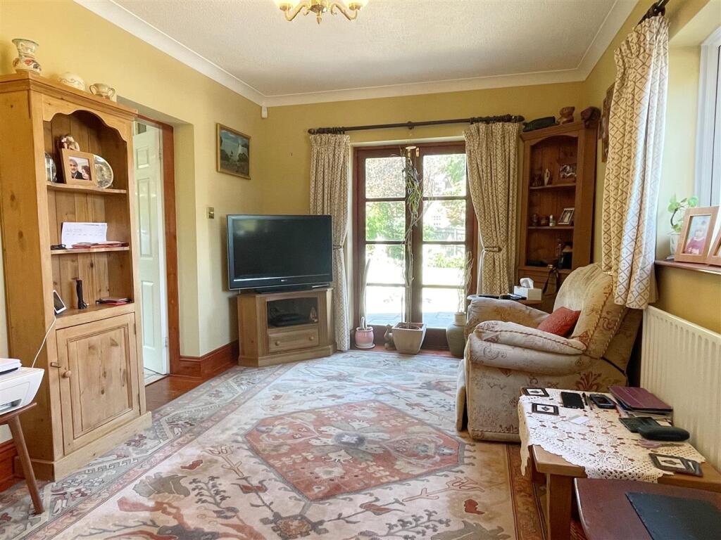 Family Room 1.JPG