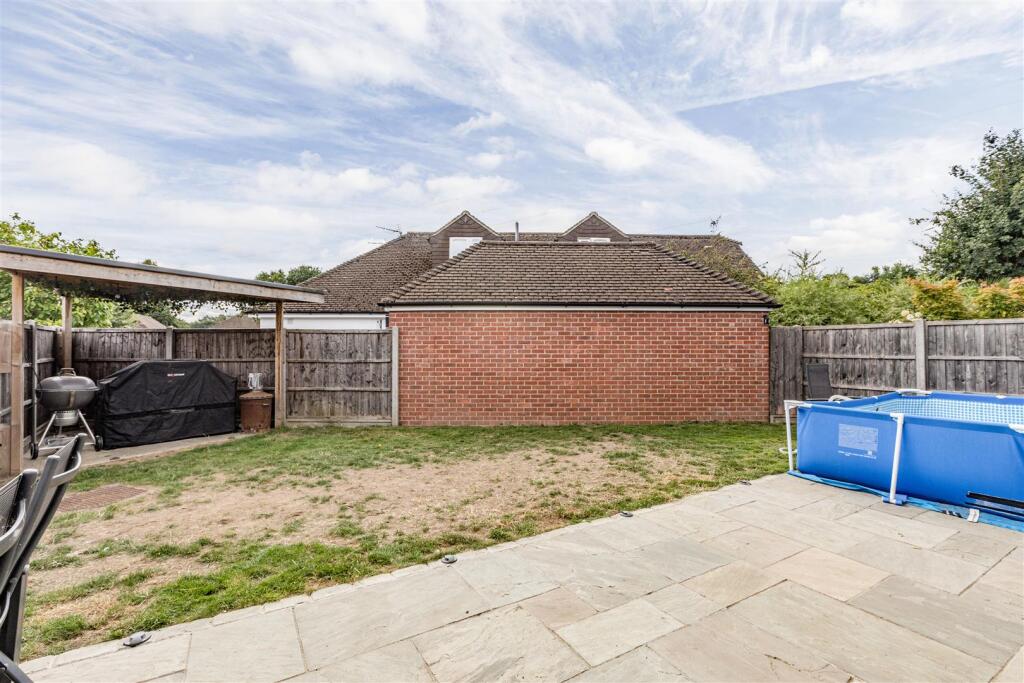 1 Park Close Byfleet KT14 7FH - 14.jpg