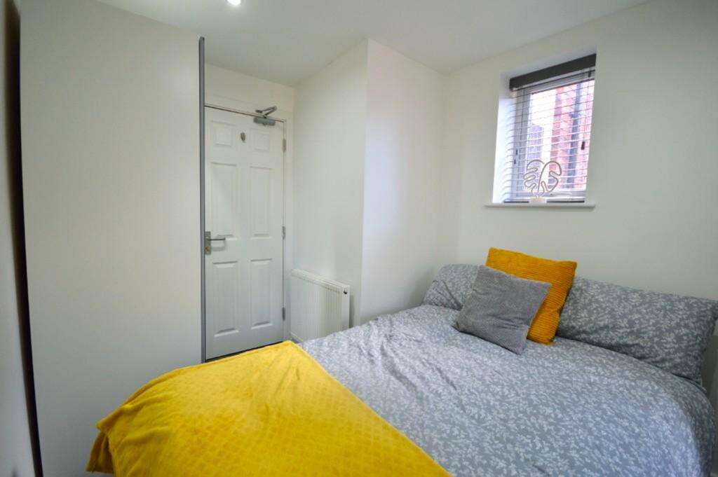 A cozy double bedroom featuring a comfortable b...