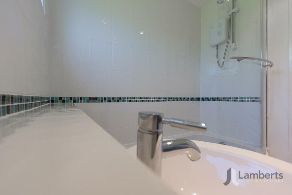 01330 - 148 Astley Close - Bathroom 3.jpg