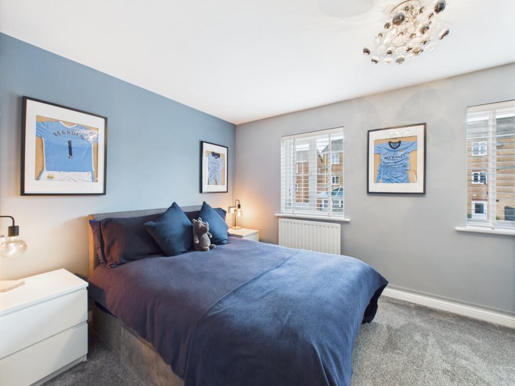 CAM03729G0-PR0079-STILL029