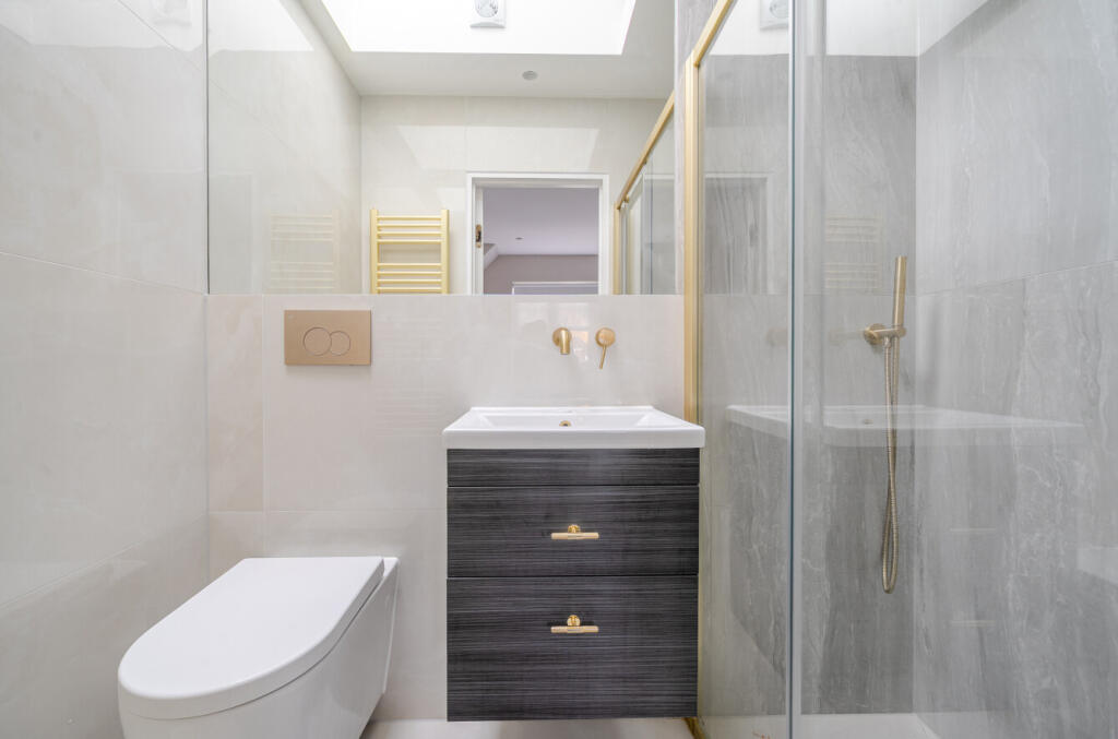 1371712-9-68f8a5c...