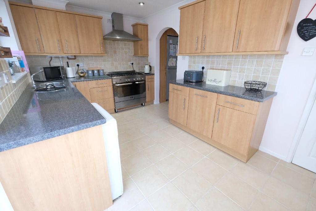 KITCHEN/BREAKFAST 