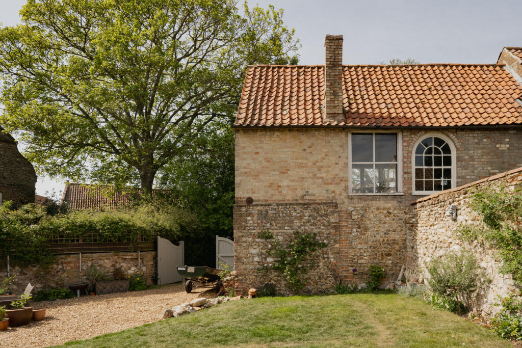 283269 - All Saints House, High Street, Stoke F...