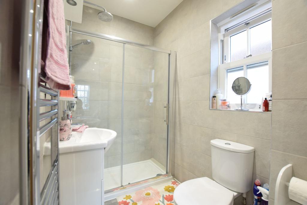 EN-SUITE SHOWER ROOM