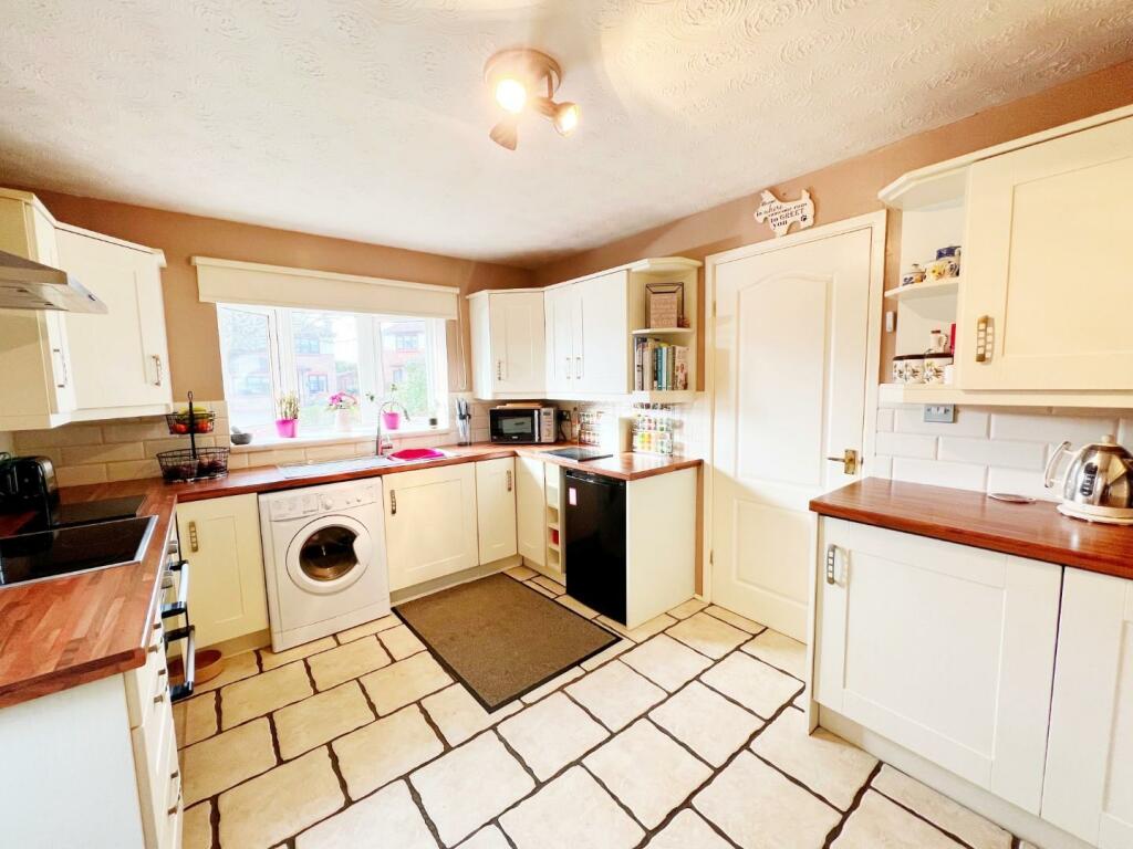 Kitchen pic 1.jpg