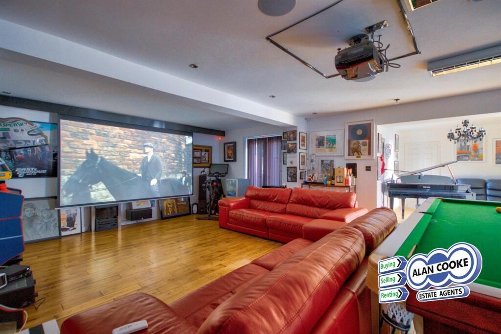 SPACIOUS FAMILY ROOM