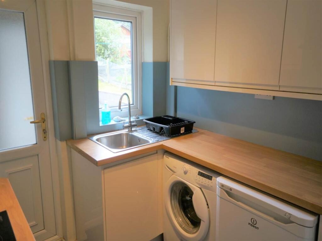 40Ambrose_kitchen1.JPG