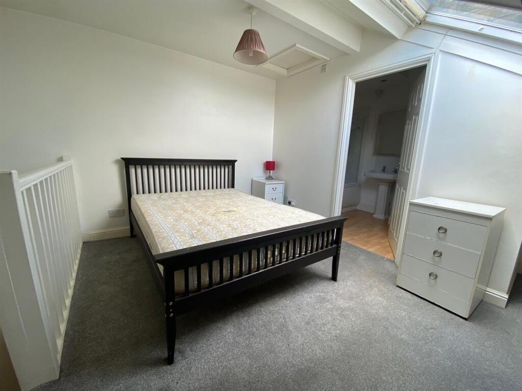 second floor attic bedroom 18a.jpg