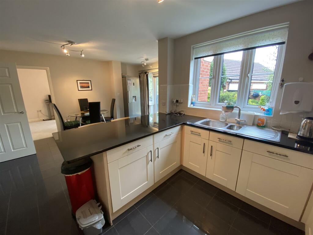 KITCHEN/DINING ROOM